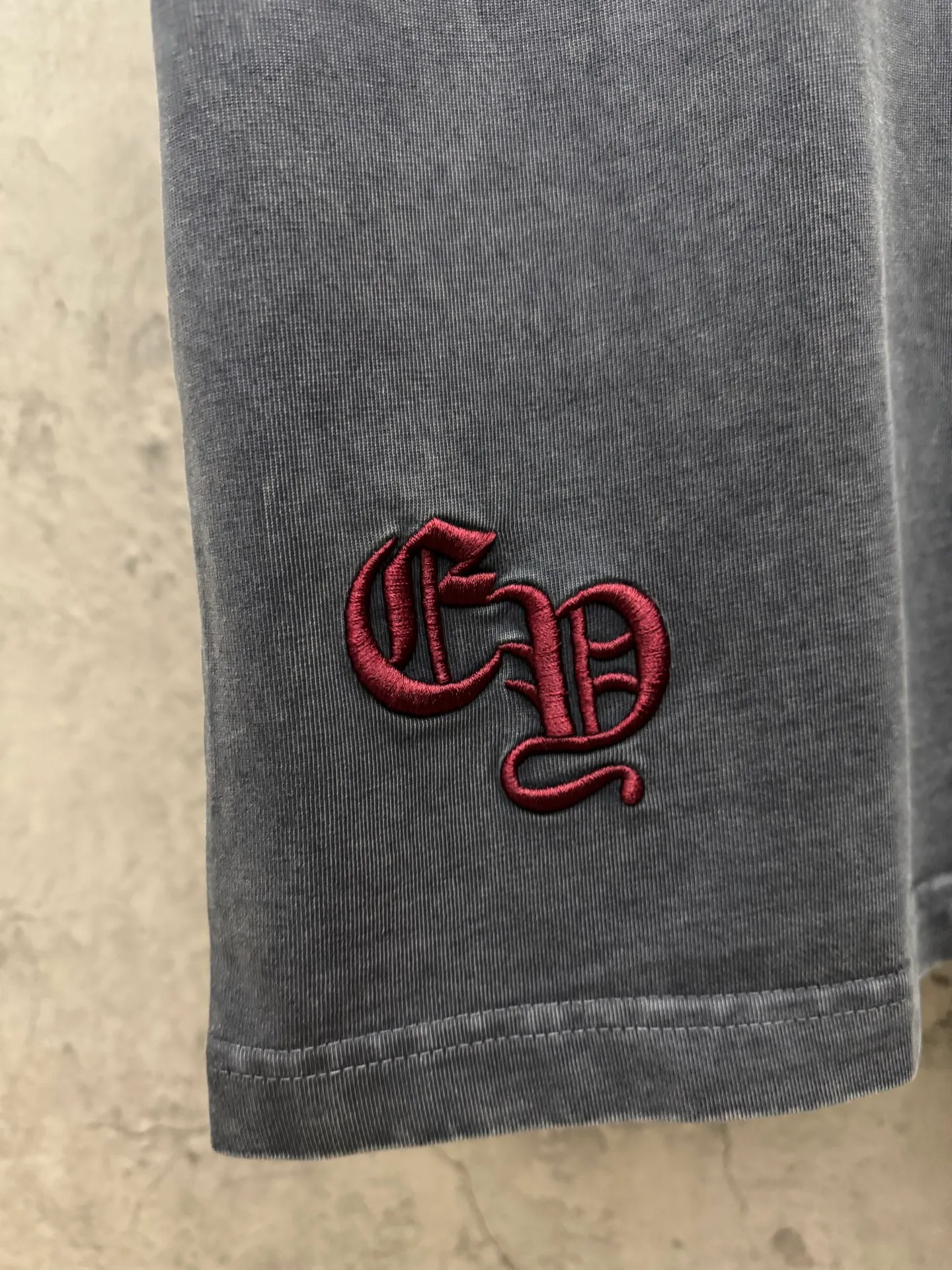 P240 top version, real shot without P, ​​different from market currency) 𝗖𝗵𝗿𝗼𝗺𝗲 𝗛𝗲𝗮𝗿𝘁𝘀/Croxin 2026 spring new original single counter American washed patch embroidered couple short sleeves 👑The highest version! Customized fabric 320 grams, washed and fried. Best-selling model at the counter. Very comfortable to wear. Accessories: Original molded and authenticated collar label➕100% silk wash label. Genuine purchase-grade original hangtag➕matching hanging rope➕3D hanging beads➕original packaging bag. Craftsmanship: The original version has consistent wiring! The highest version of the armhole matching technique! Color: Gray Black Size: S M L XL Style No.: 6602